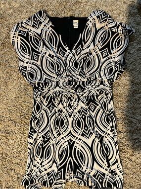 Signature by Sangria Black and White Geometric V-Neck Blouse